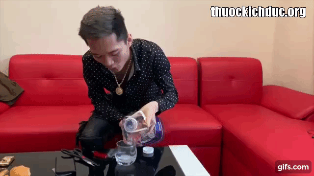 Pha thuốc vào đồ uống